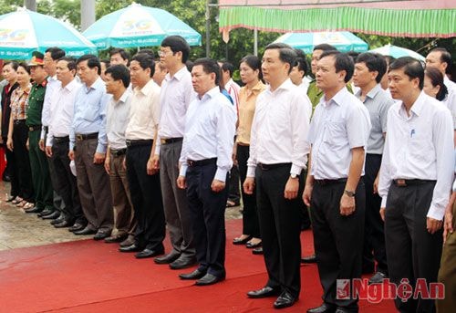 Phút mặc niệm thiêng liêng, trước anh linh của các anh hùng liệt sỹ đã hy sinh vì độc lập, tự do của Tổ quốc.