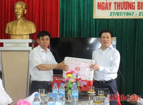 Thay mặt đoàn công tác, đồng chí Bí thư Tỉnh ủy tặng món quà kỷ niệm cho Ban Quản lý Nghĩa trang quốc tế Việt - Lào.