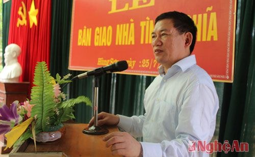 Đồng chí Hồ Đức Phớc phát biểu, đề nghị chính quyền và nhân dân địa phương tiếp tục phát huy tinh thần tương thân, tương ái, quan tâm, giúp đỡ những gia đình có hoàn cảnh khó khăn, tạo động lực vươn lên trong cuộc sống.