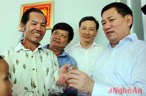 Các đồng chí lãnh đạo tỉnh trao chìa khóa nhà tình nghĩa cho gia đình ông Chu Văn Du.