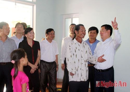 Lãnh đạo tỉnh chia sẻ niềm vui với gia đình ông Chu Văn Du trong ngôi nhà mới khang trang, ấm tình làng, nghĩa xóm.