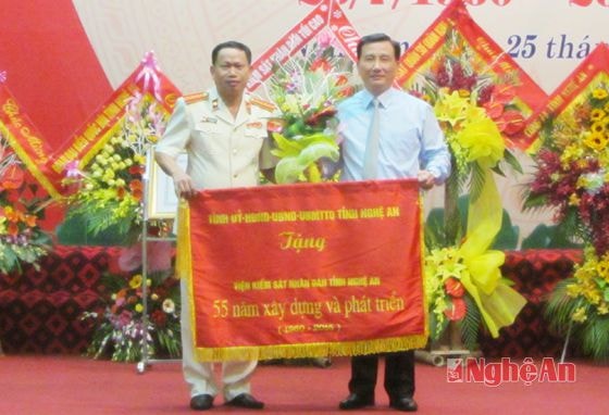 Đòng chí Lê Quang Huy trao bức trướng mang dòng chữ 