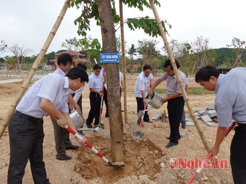  Lãnh đạo huyện Quỳnh Lưu trồng cây tại Khu di tích lịch sử Truông Bồn