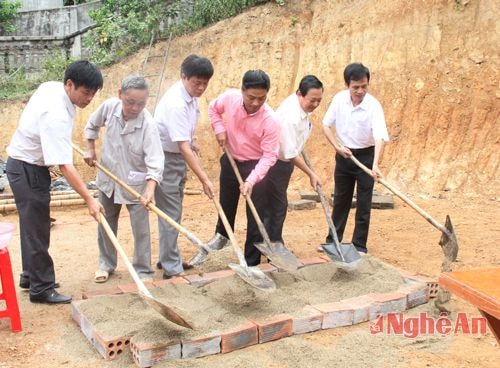 Lãnh đạo tỉnh, huyện, xã cùng gia đình làm  lễ khởi công