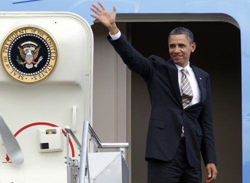 Tổng thống Obama trên chuyên cơ Không lực số 1 trở về quê nhà Kenya Nguồn: Reuters