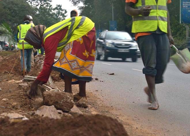 Người dân dọn dẹp đường phố ở Nairobi Nguồn:Reuters