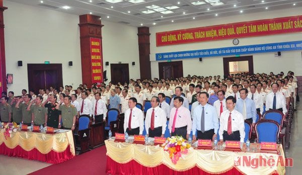 Các đại biểu tham dự đại hội làm lễ chào cờ