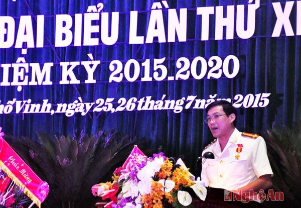 Đại tá Lê Khắc Thuyết - Trưởng phòng Tham mưu trình bày tham luận tại đại hội