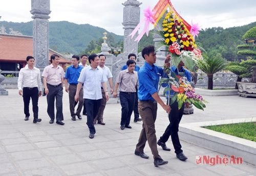 Đoàn đại biểu dâng hoa tại Khu di tích lịch sử Quốc gia Truông Bồn