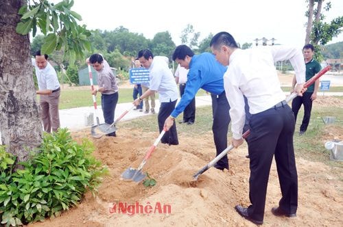 Và trồng cây lưu niệm tại Khu di tích lịch sử Quốc gia Truông Bồn