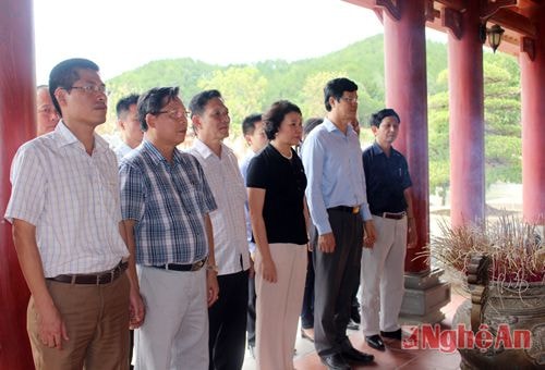 Đoàn công tác Bảo hiểm xã hội Việt Nam và lãnh đạo tỉnh Nghệ An thành kính trước anh linh các anh hùng, liệt sỹ.