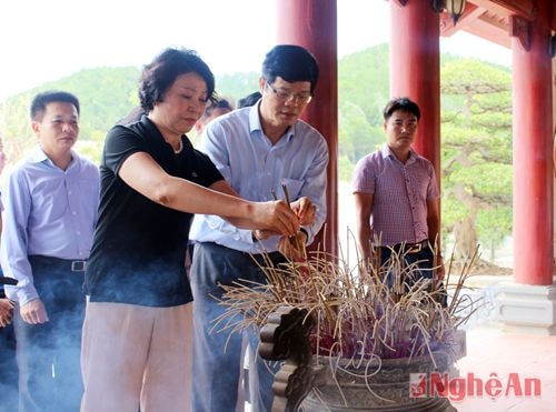 Bà Nguyễn Thị Minh và ông Lê Xuân Đại thành kính thắp hương trước phần mộ các AHLS.