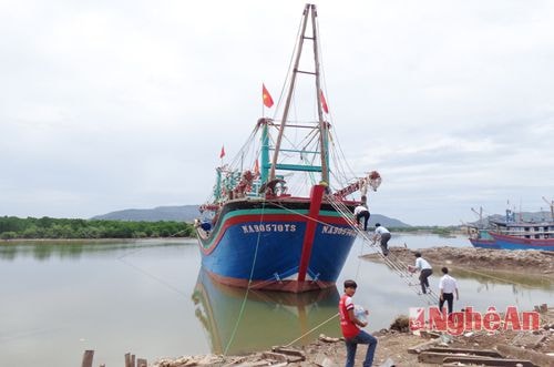 Tàu đánh cá vỏ gỗ được bàn giao cho chủ tàu ông Trường Thành – xã Quỳnh Nghĩa