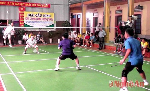 Trận khai mạc đôi nam giữa đơn vị Kho bạc và đài TT- TH huyện