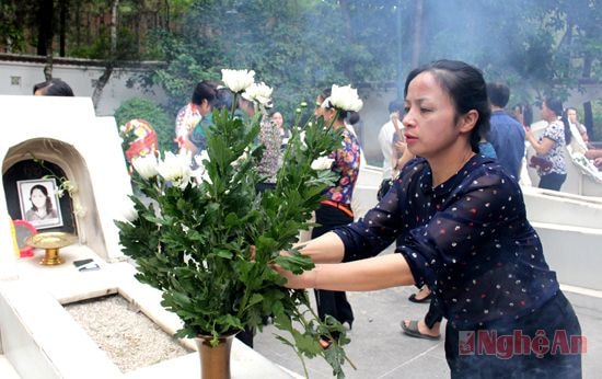 Đồng chí Tổng Biên tập Báo Nghệ An dâng hoa lên phần mộ các liệt sỹ tại Khu DTLS ngã ba Đồng Lộc (Hà Tĩnh). Ảnh: Đ.T