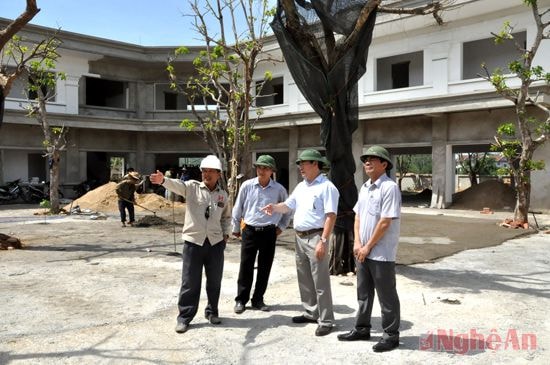 Lãnh đạo Thị ủy Thái Hòa kiểm tra tiến độ thi công dự án Cung lễ hội   tại khu vực Đồng Lầy. Ảnh: Hữu Nghĩa