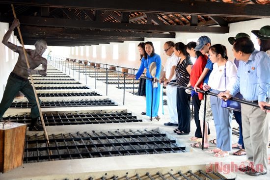 Đoàn cán bộ Báo Nghệ An nghe thuyết minh tại di tích Chuồng cọp (Côn Đảo). Ảnh: Thục Anh