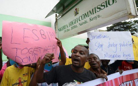 Một nhóm người Kenya ra đường biểu tình chống người đồng tính. Ảnh Reuters