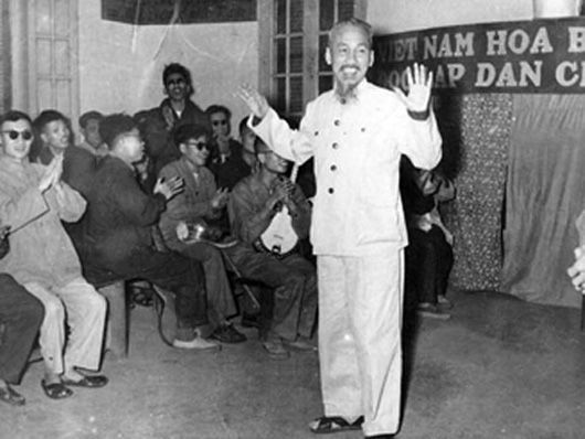 Bác Hồ thăm các thương binh nặng ở Trại điều dưỡng Bắc Ninh. (ảnh: tư liệu)