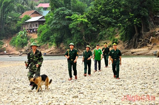 Cán bộ, chiến sỹ Đồn Biên phòng Mỹ Lý (Kỳ Sơn) và dân quân tự vệ xã tuần tra bảo vệ đường biên.Ảnh: Trần Hải