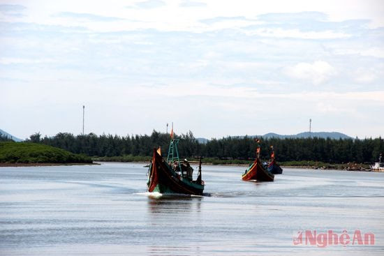 Tàu về Lạch Vạn