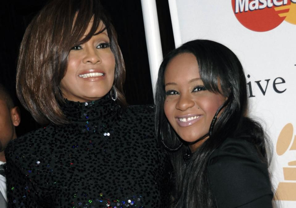 Cố danh ca Whitney Houston cùng con gái Bobbi Kristina Brown tại một sự kiện ở Beverly Hills hôm 12/2/2011. Ảnh: AP.