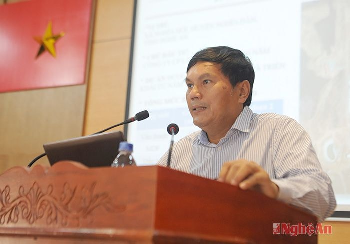 Ông Nguyễn Công Vĩnh, Tổng Giám đốc Công ty CP lâm nghiệp Tháng Năm giới thiệu về nhà máy và cơ chế thu mua nguyên liệu