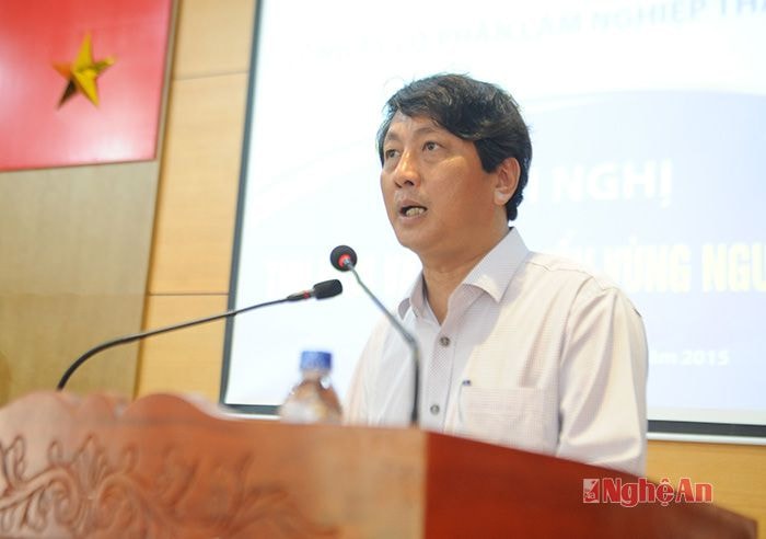 Đồng chí Lê Hồng Sơn, Chủ Tịch UBND huyện Nghĩa Đàn thay mặt lãnh đạo vùng nguyên liệu cam kết đảm bảo vùng nguyên liệu cho Nhà máy