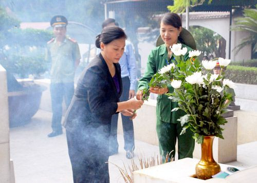 Bà Nguyễn Thị Kim Ngân thắp hương viếng phần mộ 10 liệt sĩ TNXP ở Ngã Ba Đồng Lộc