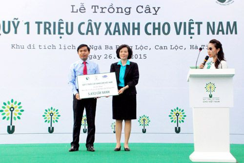 Bà Bùi Thị Hương – Giám đốc điều hành Vinamilk trao biển tượng trưng của Quỹ 1 triệu cây xanh cho đại diện tỉnh Hà Tĩnh.