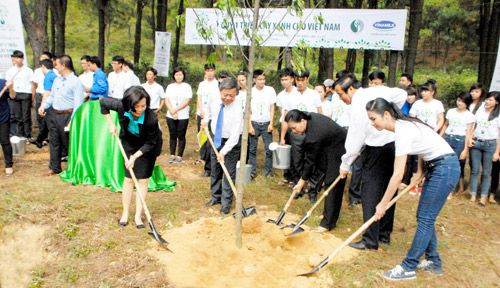 Các đại biểu tham gia trồng cây xanh ở Khu di tích lịch sử Ngã Ba Đồng Lộc