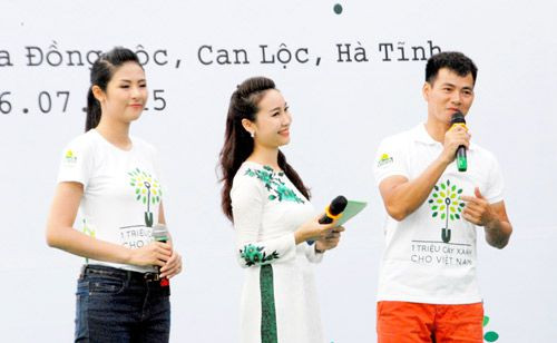 Hai đại sứ thiện chí của chương trình, nghệ sỹ Xuân Bắc và Hoa hậu Ngọc Hân giao lưu với người dân huyện Can Lộc.