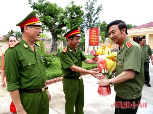 Đại tá Hồ Sỹ Tuấn, Giám đốc Cảnh sát PC&CC tỉnh Nghệ An tặng hoa chào mừng Thứ trưởng thường trực Đặng Văn Hiếu đến thăm và làm việc tại đơn vị