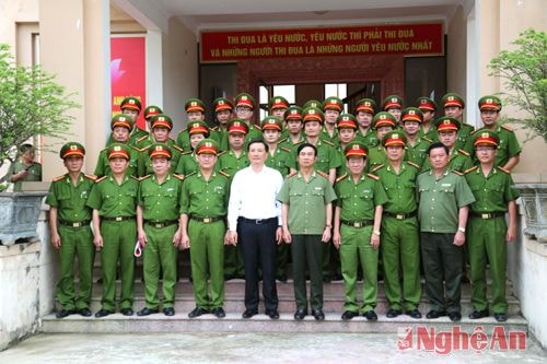 Đồng chí Thứ trưởng thường trực Bộ Công an cùng đoàn công tác chụp ảnh lưu niệm với CBCS Cảnh sát PCCC Nghệ An