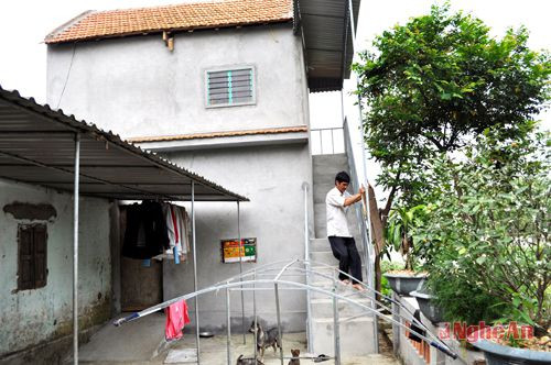 Gia đình anh Thái Hồng Thắm xóm 4, xã Nam Cường (Nam Đàn) xây dựng  nhà ở phòng, chống bão lụt.
