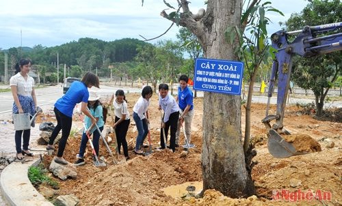 Đại diện Công đoàn và Đoàn thanh niên Bệnh viện Đa khoa Đông Âu trồng cây lưu niệm tại Khu di tích lịch sử Truông Bồn.