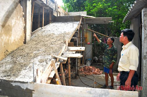 Ông Đào Hữu Tiên ở xóm 10 (Nam Cường,  Nam Đàn) đang xây dựng nhà chống lụt.