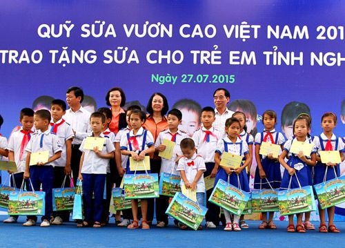 Bà Trương Thị Mai - Ủy viên Ban Chấp hành Trung ương Đảng, Chủ nhiệm Ủy ban các vấn đề về xã hội của Quốc hội cùng lãnh đạo Bộ LĐTBXH và đại diện lãnh đạo tỉnh, Quỹ Bảo trợ trẻ em Việt Nam và lãnh đạo Vinamilk trao tặng sữa cho các em học sinh tỉnh Nghệ An