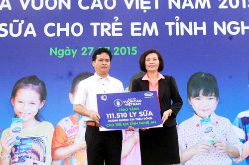 Bà Bùi Thị Hương, Giám Đốc Điều Hành Vinamilk trao bảng tượng trưng 111.510 ly sữa tương đương 520 triệu đồng cho Quỹ Bảo trợ trẻ em tỉnh Nghệ An
