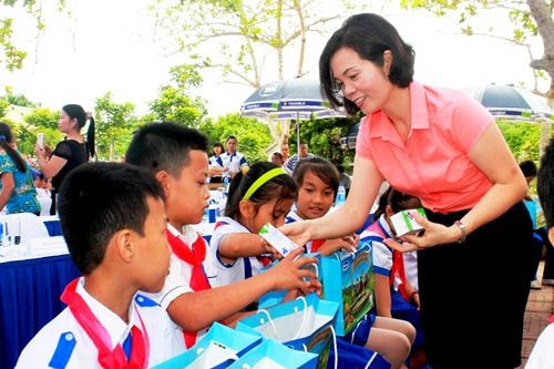 Bà Trương Thị Mai - Ủy viên Ban Chấp hành Trung ương Đảng, Chủ nhiệm Ủy ban các vấn đề về xã hội của Quốc hội cùng lãnh đạo Bộ LĐTBXH trực tiếp trao sữa cho các em học sinh trường tiểu học Đông Hiếu – thị xã Thái Hòa.