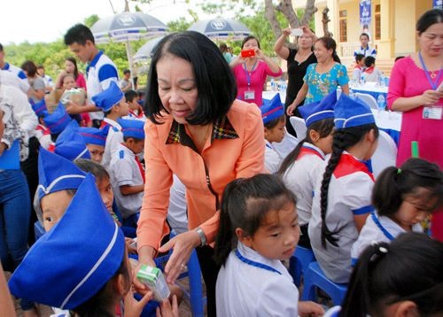 Bà Trương Thị Mai - Ủy viên Ban Chấp hành Trung ương Đảng, Chủ nhiệm Ủy ban các vấn đề về xã hội của Quốc hội cùng lãnh đạo Bộ LĐTBXH trực tiếp trao sữa cho các em học sinh trường tiểu học Đông Hiếu – thị xã Thái Hòa.