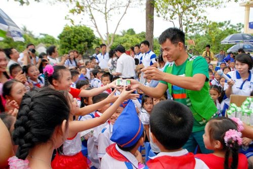 Nghệ sĩ hài Xuân Bắc – đai sứ thiện chí của chương trình trao sữa cho các em nhỏ.