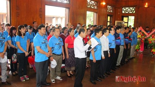 Đoàn công tác hai nước Việt Nam - Lào và các đồng chí lãnh đạo tỉnh kính cẩn nghiêng mình trước anh linh Chủ tịch Hồ Chí Minh.