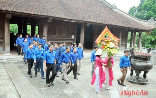 Đoàn đại biểu dâng hoa tưởng niệm Chủ tịch Hồ Chí Minh tại Khu di tích Kim Liên
