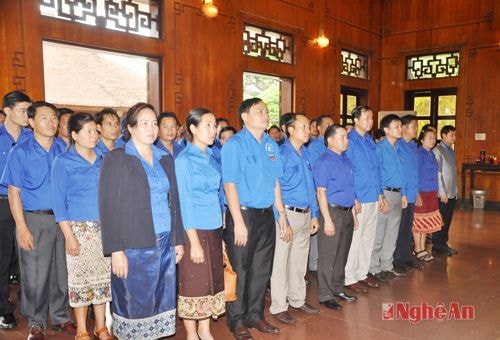 Đoàn bày tỏ lòng thành kính và biết ơn vô hạn trước công lao trời biển của Chủ tịch Hồ Chí Minh
