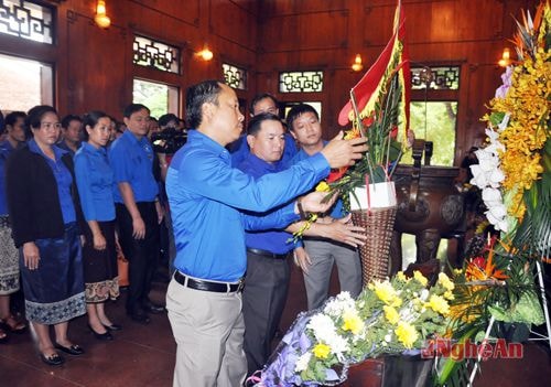 Đại diện lãnh đạo tỉnh đoàn Nghệ An và các nước bạn dâng hoa kính dâng lên anh linh của Người