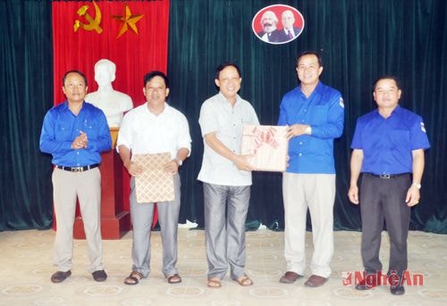 Đoàn thanh niên các nước bạn Lào tặng quà lưu niệm cho Tổng đội TNXP 5