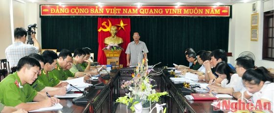 Ông Phạm Văn Tấn - Trưởng đoàn đại biểu Quốc hội tỉnh Nghệ An chủ trì cuộc làm việc