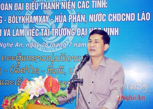 Đồng chí Thái Văn Thành- Phó Hiệu trưởng Trường Đại học Vinh giới thiệu về nhà trường