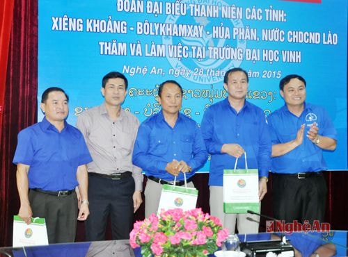 Trường Đại học Vinh trao quà lưu niệm cho thanh niên các nước bạn Lào